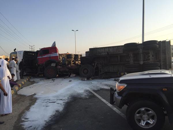 إصابة 22 شخصاً في حادث تصادم حافلة بشاحنة على طريق #الخواجات