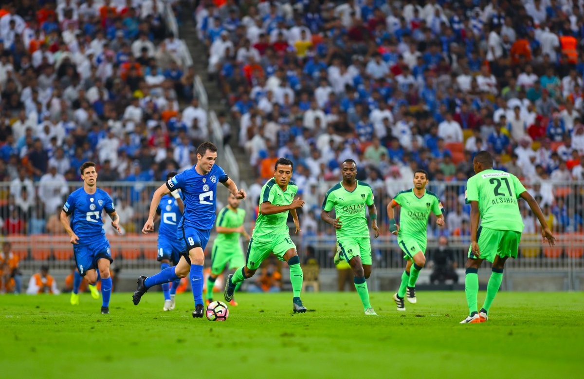 12 لاعبًا مهددون بالإيقاف قبل قمة الهلال والأهلي في الدوري السعودي