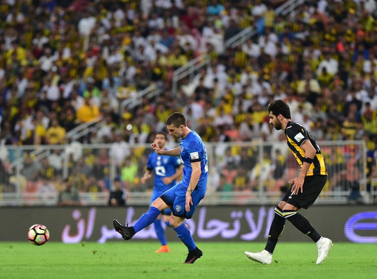 قمة الهلال والاتحاد تدخل تاريخ الدوري السعودي بحضور العوائل