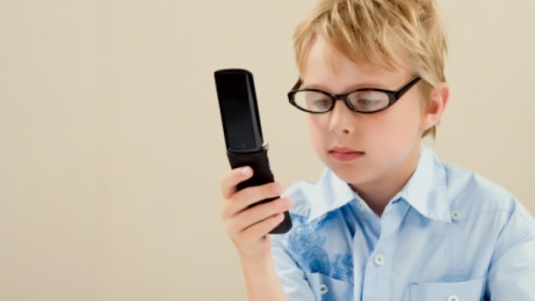 دراسة تحذر: الهواتف الذكية تسبب “الحول” للأطفال