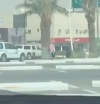 شاهد.. فيديو جديد يكشف مطاردة رجال #الهيئة لفتاة النخيل مول بـ #الرياض