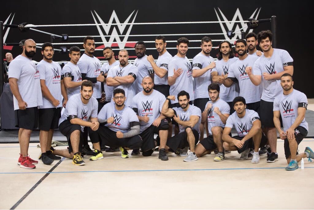 في حضور راولي وهنري.. مصارعو السعودية يستعدون لحدث WWE