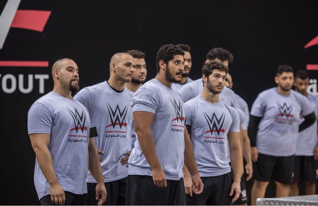 بالصور.. فريق مُتخصص من WWE يُدرب مصارعي المملكة