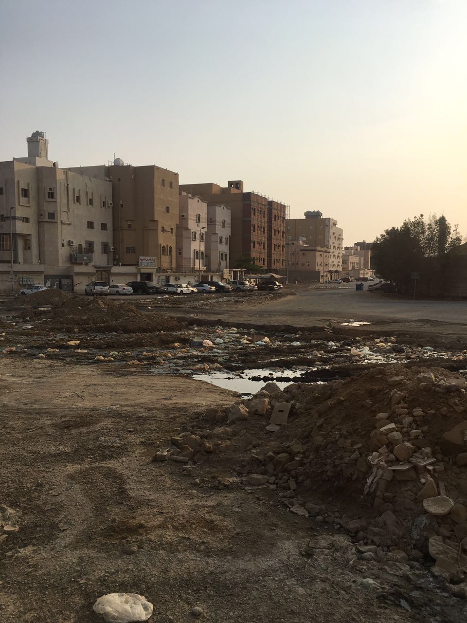 في جدة .. المياه الجوفية تحاصر حي الواحة منذ عامين والجهات المسؤولة تلجأ للردم