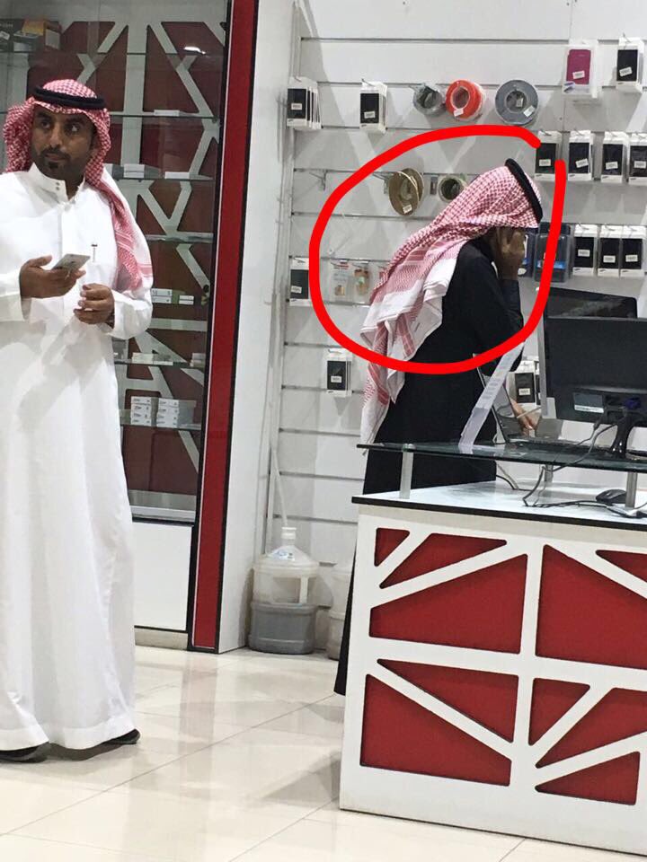القبض على وافد ارتدى الزي السعودي للعمل في مجمع اتصالات بحائل