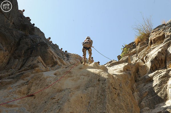 الوحدات القتالية بقوات الأمن الخاصةتواصل تدريباتهافي المناطق الجبلية والكهوف1