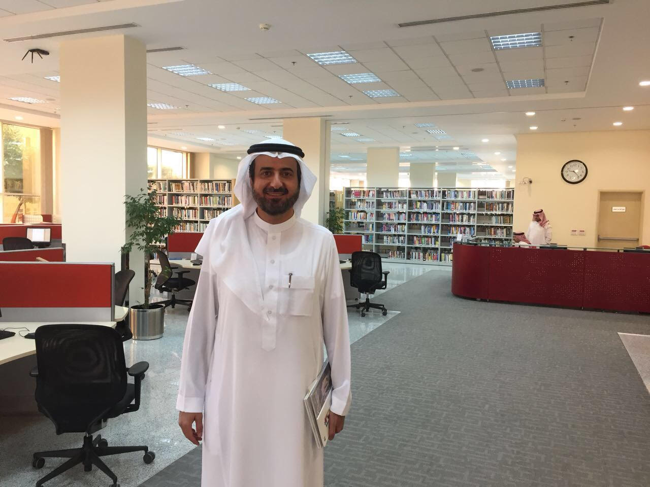 شاهد.. الوزير الربيعة في مكتبة الملك عبدالعزيز