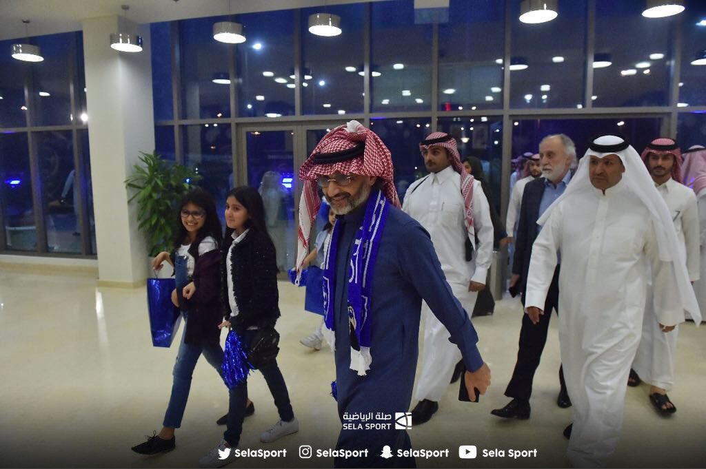 الوليد بن طلال والأسطورة يدعمون الهلال أمام العين من المدرجات