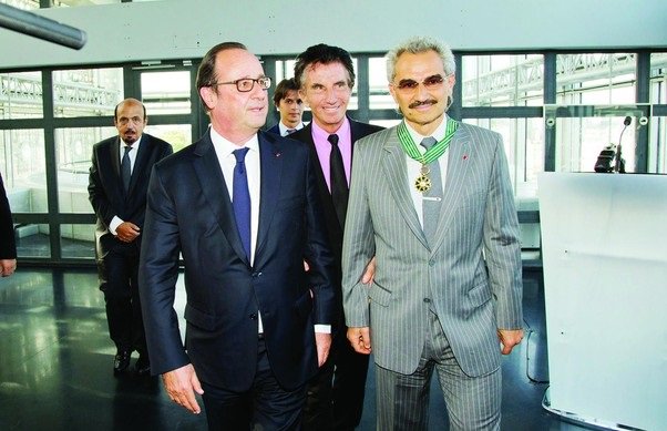 بالصور.. فرنسا تقلد الأمير الوليد بن طلال أهم أوسمتها