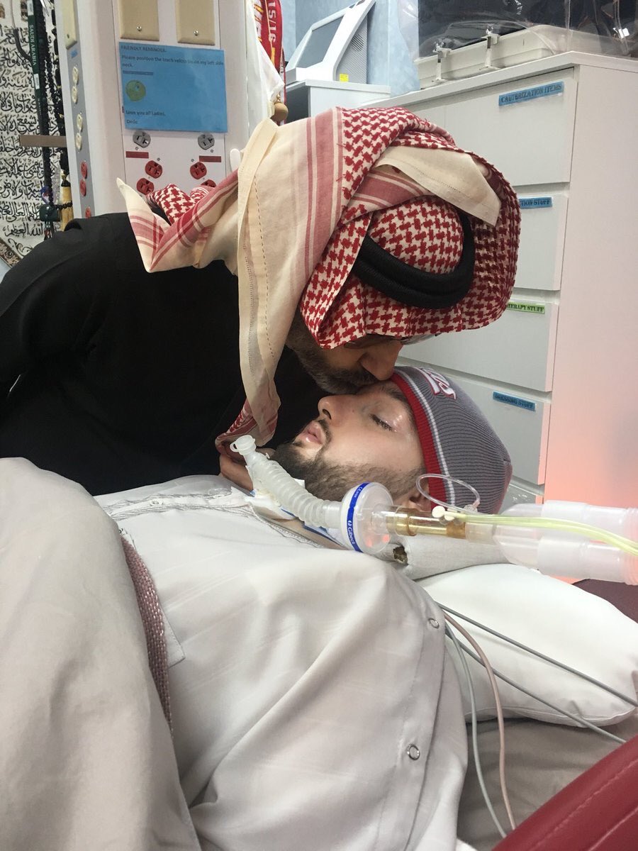 بالصور.. الوليد بن طلال يزور نجل شقيقه ويُقبل رأسه