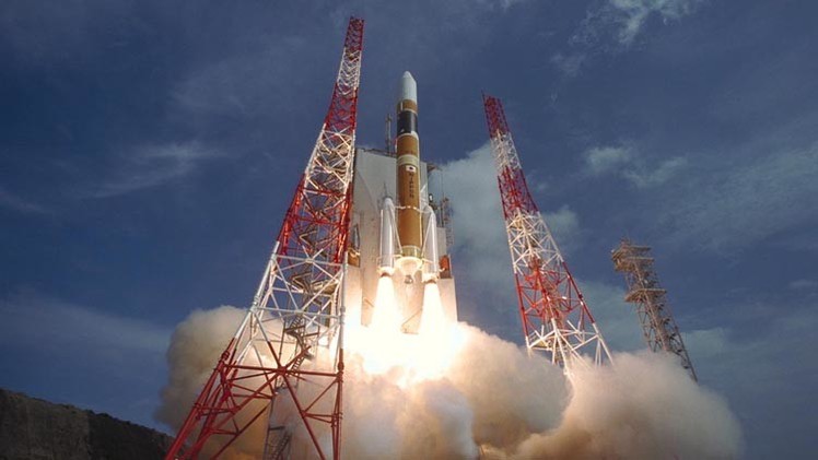اليابان تطلق أول صاروخ تجاري يحمل قمراً صناعياً للاتصال الفضائي