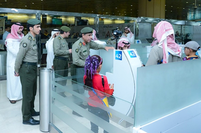 اللواء اليحيى يتفقد العمل بصالات #الجوازات بمطار الملك خالد الدولي