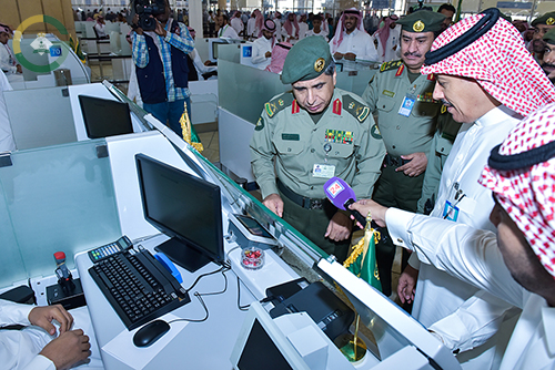 اليحيى يدشن كاونترات صالة المغادرة بجوازات مطار الملك خالد الدولي 1