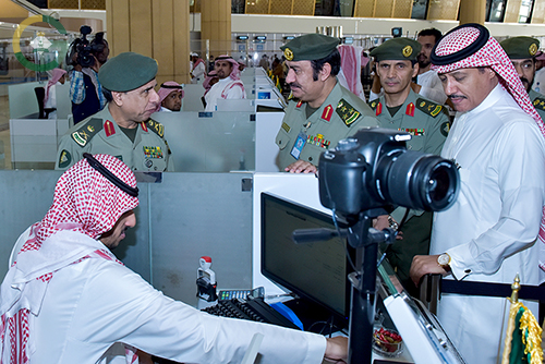 اليحيى يدشن كاونترات صالة المغادرة بجوازات مطار الملك خالد الدولي 2