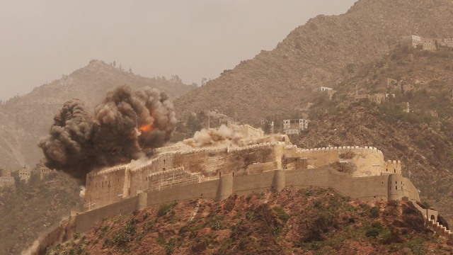مصور يمني يلتقط صوراً للحظة سقوط صاروخ على قلعة القاهرة بتعز