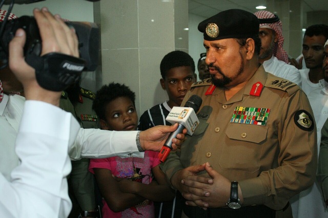 مدير شرطة المنطقة الشرقية يناقش آلية تصحيح أوضاع اليمنيين