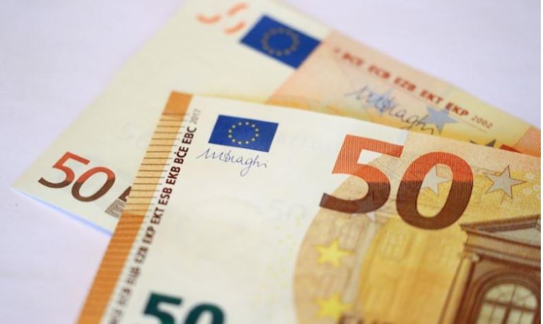 اليورو يواصل التراجع متأثرًا بصعود الدولار