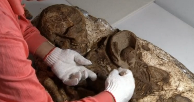 أم “تحتضن” طفلها منذ أكثر من 4800 عام