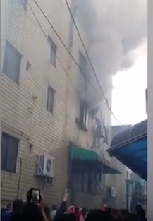 شاهد بالفيديو.. أم تلقي بأولادها من نافذة المنزل بعد اندلاع حريق بكوريا الجنوبية