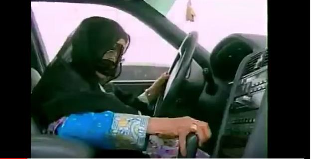 بالفيديو.. أُم علي تقود سيارتها في الإمارات بلا مخالفات منذ 34 عامًا