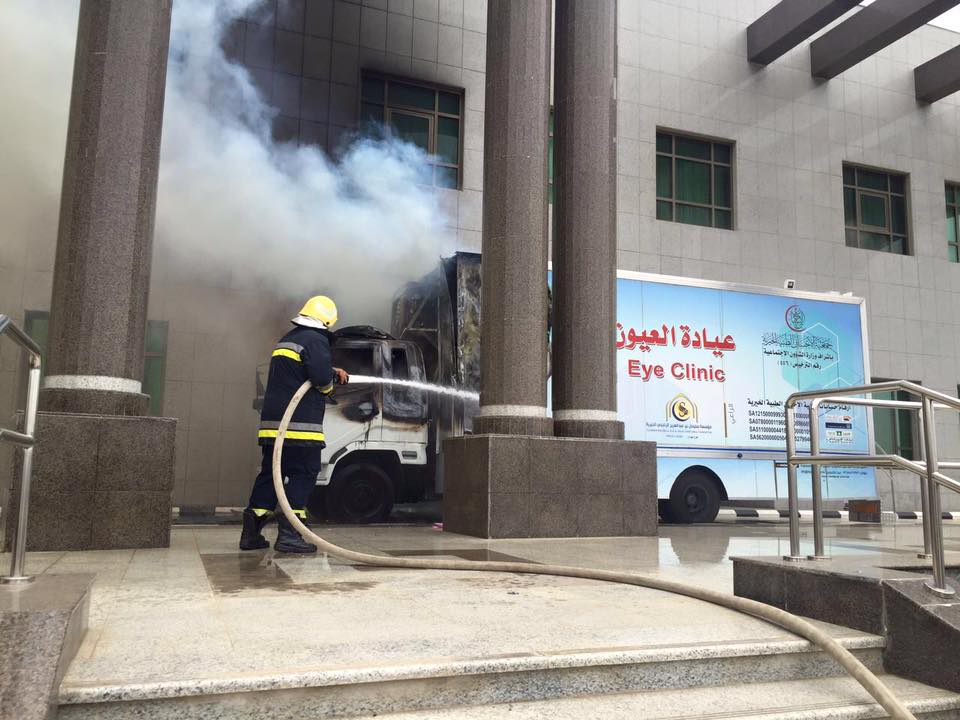 بالصور.. حريق بشاحنة قرب مدخل إمارة جازان