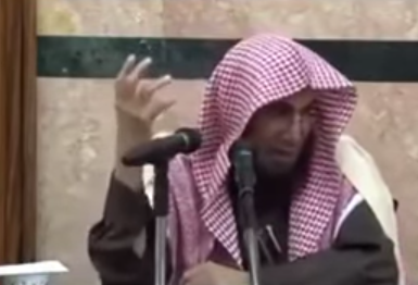 بالفيديو.. إمام مسجد يتهم المرأة بأن هدفها من متابعة المباريات مشاهدة العورة!!