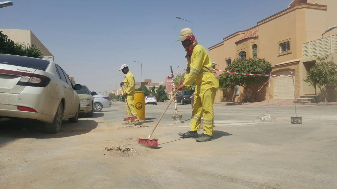 امانة الرياض تكنس اتربة ومخلفات المطر (2)