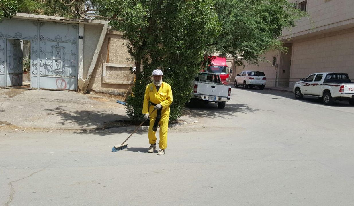 امانة الرياض تكنس اتربة ومخلفات المطر (8)