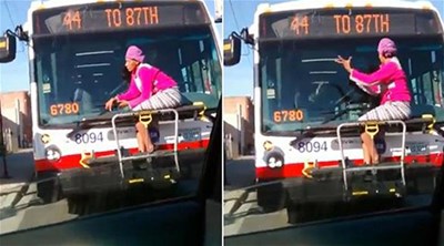 بالفيديو.. امرأة تجلس على مقدمة حافلة و تدعي أنها “دراجة” !