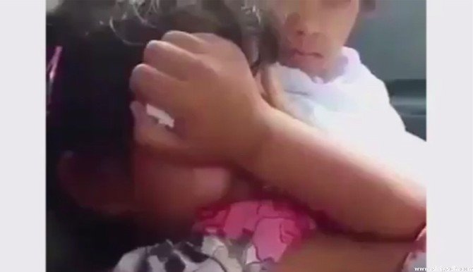 بالفيديو.. امرأة تحرق قلب طفلة.. والعمل تتوعد وتطالب بتزويدها بالمعلومات!
