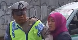 امرأة تضرب ضابطًا بسبب حصولها على مخالفة
