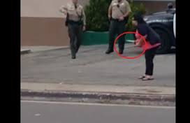 شاهد.. امرأة تهدد المارة بالسكين والشرطة تطلق عليها النار