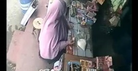 شاهد.. امرأة تسرق معروضات وتخفيها أسفل حجابها
