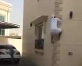 بالفيديو.. إماراتي يتسلق واجهة منزله في 30 ثانية
