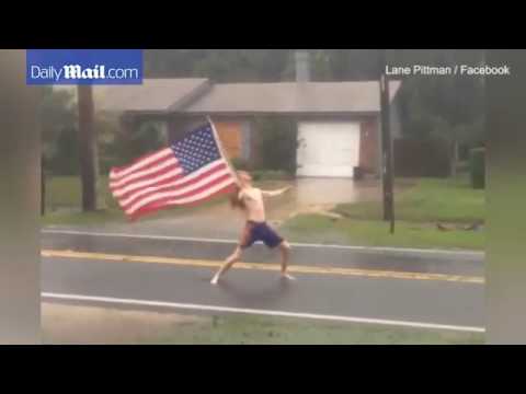 شاهد.. شاب أمريكي مغامر يتحدى إعصار ماثيو