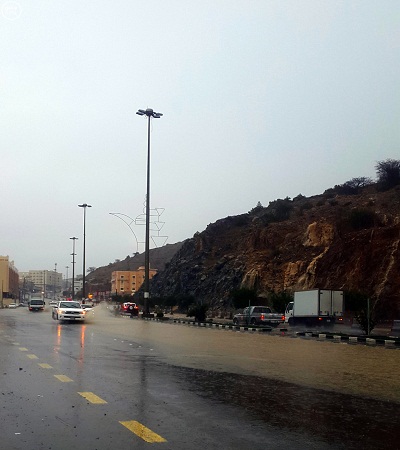 “مدني الباحة” يحذر من الأمطار الغزيرة وينصح الآباء بمتابعة أبنائهم