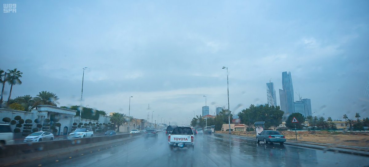 شاهد بالفيديو والصور.. الرياض تحت زخات المطر