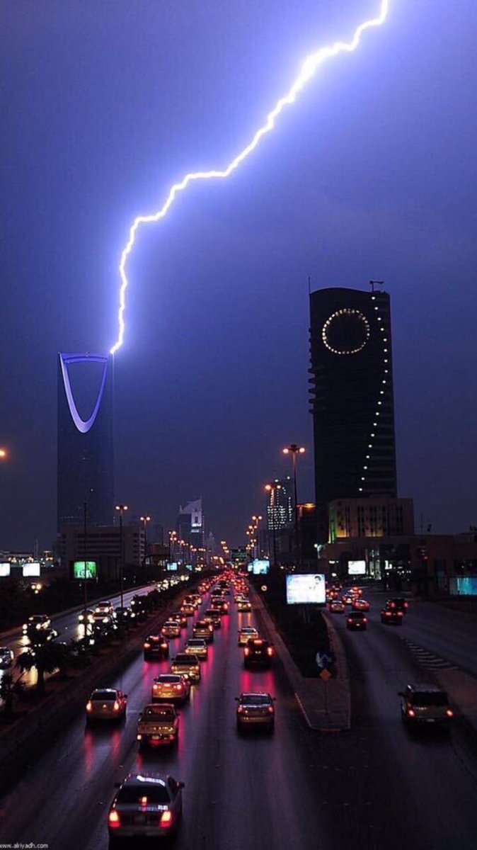 بالصور.. كيف تفاعل السعوديون مع #امطار_الرياض؟