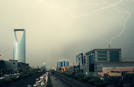 سُحب رعدية وأمطار خفيفة على منطقة الرياض