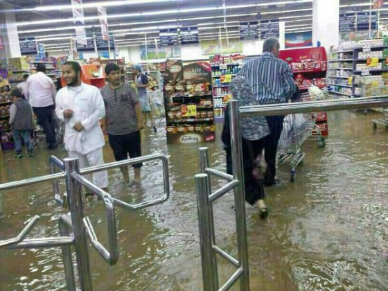 صحيفة أمريكيّة: صور مجنونة تأتي من السّعوديّة بسبب الأمطار