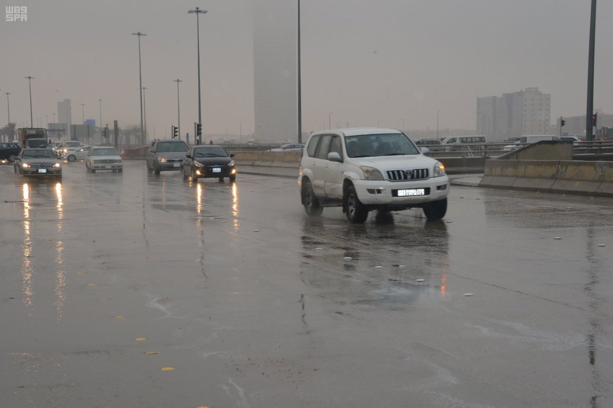 بالصور.. أمطار رعدية تواصل الهطول على منطقة الرياض