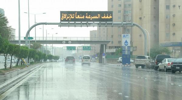 هطول أمطار متوسطة على الرياض والدفاع المدني يحذر