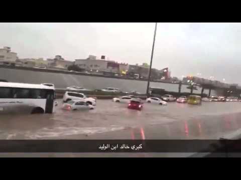 بالفيديو .. #أمطار_الرياض تحتجز سيارات على كوبري خالد بن الوليد