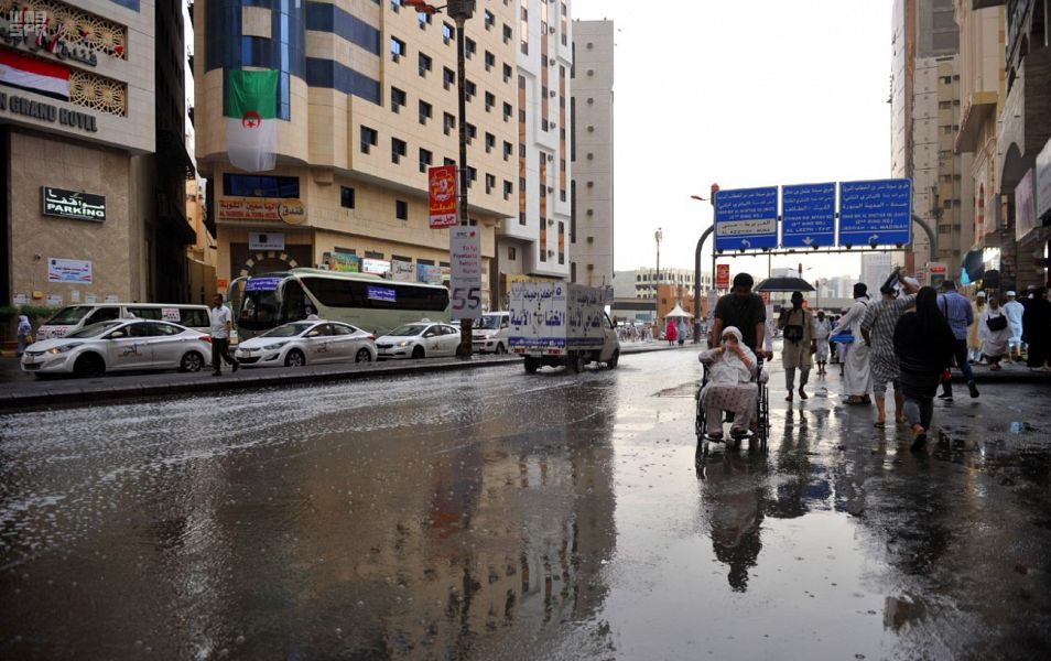 الأمن العام لقادة المركبات بمكة: توقفوا عن السير لحين زوال العوائق