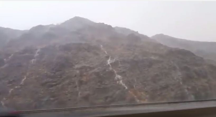 مشهد مذهل للأمطار على قمة جبل السيل