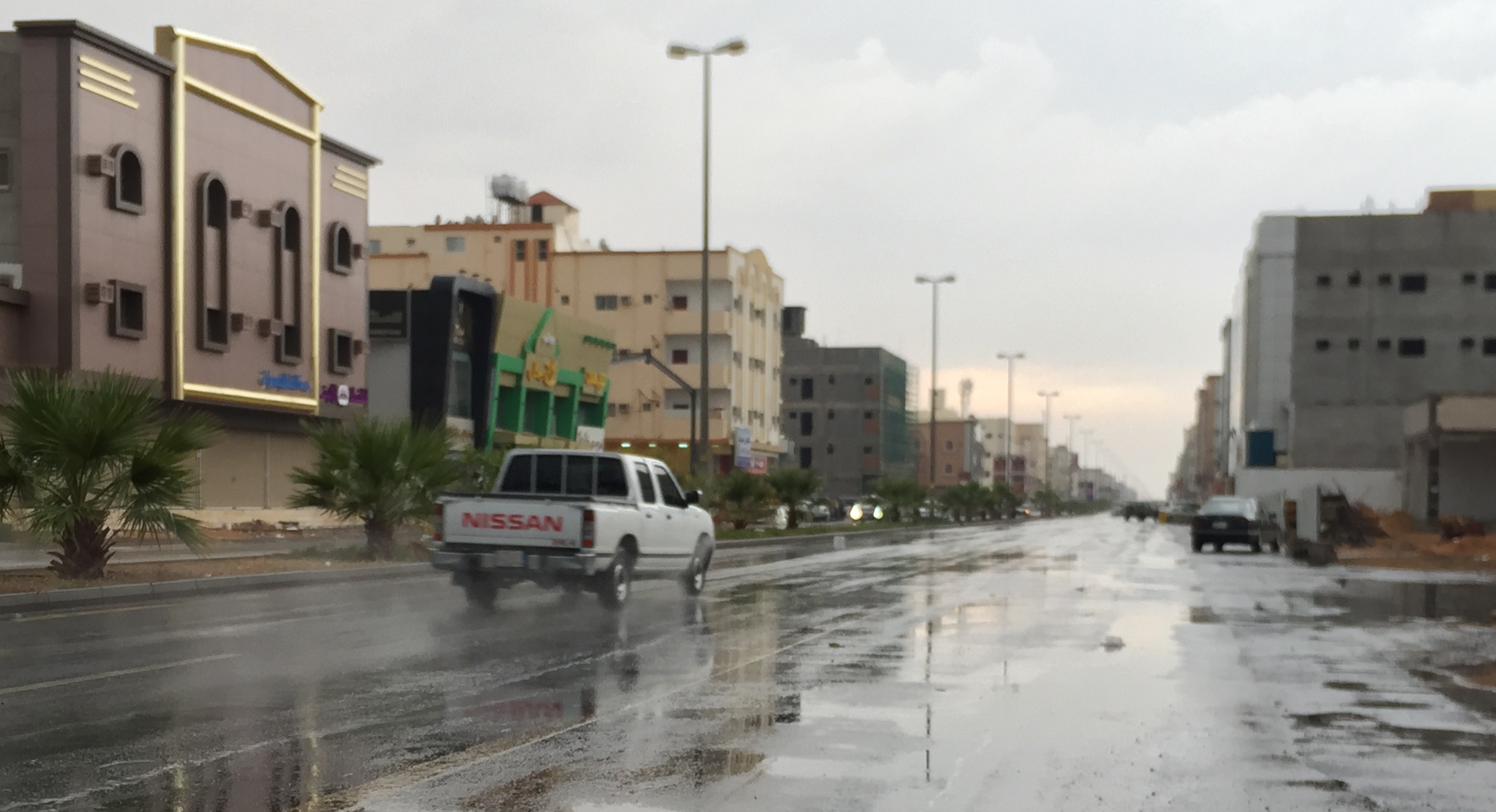 بالصور.. الأمطار تتساقط على #تبوك والدفاع المدني يحذر