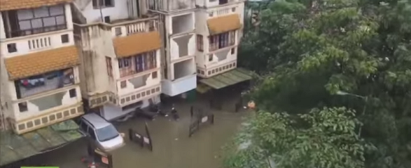 بالفيديو.. أمطار غزيرة تخلف فيضانات وضحايا في مدينة تشيناي الهندية
