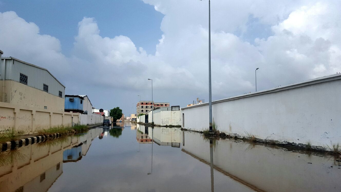 بالصور.. أمطار الفجر تُلطف الأجواء وتعرقل السير في #جازان