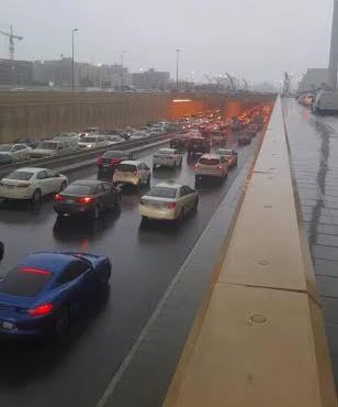 الأمطار تُوقف الحركة المرورية بنفق الأندلس في #جدة