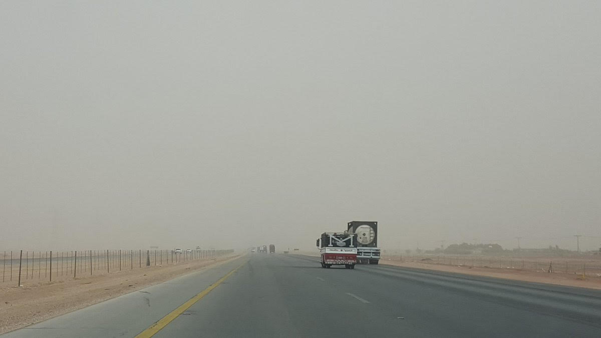بالصور.. تحذيرات وتنبيهات من أمطار #جدة وغبار #الرياض